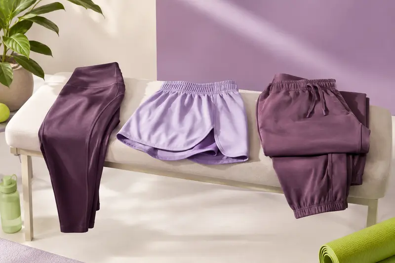 Legging, short et pantalon de sport présentés sur un banc de studio