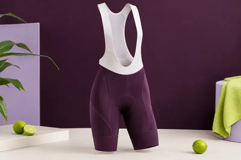 Cuissard de cyclisme pour femme présenté à plat en studio