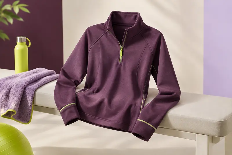 Sweat de sport posé sur un banc avec ses manches visibles