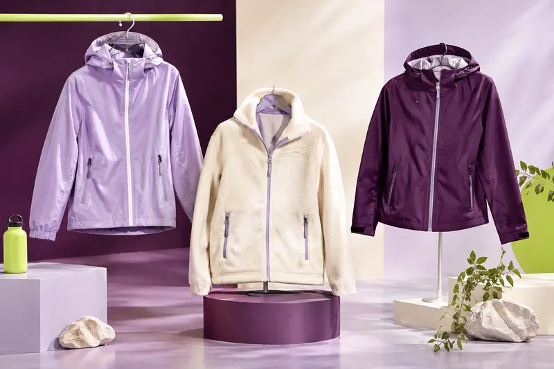 Trois vestes de sport présentées seules dans un décor de studio