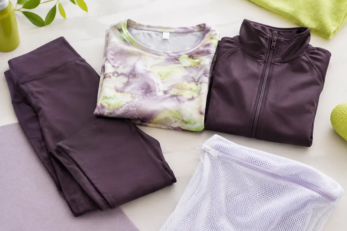 Vêtements de sport et filet de lavage présentés pour protéger les élastiques, les imprimés et les fermetures.