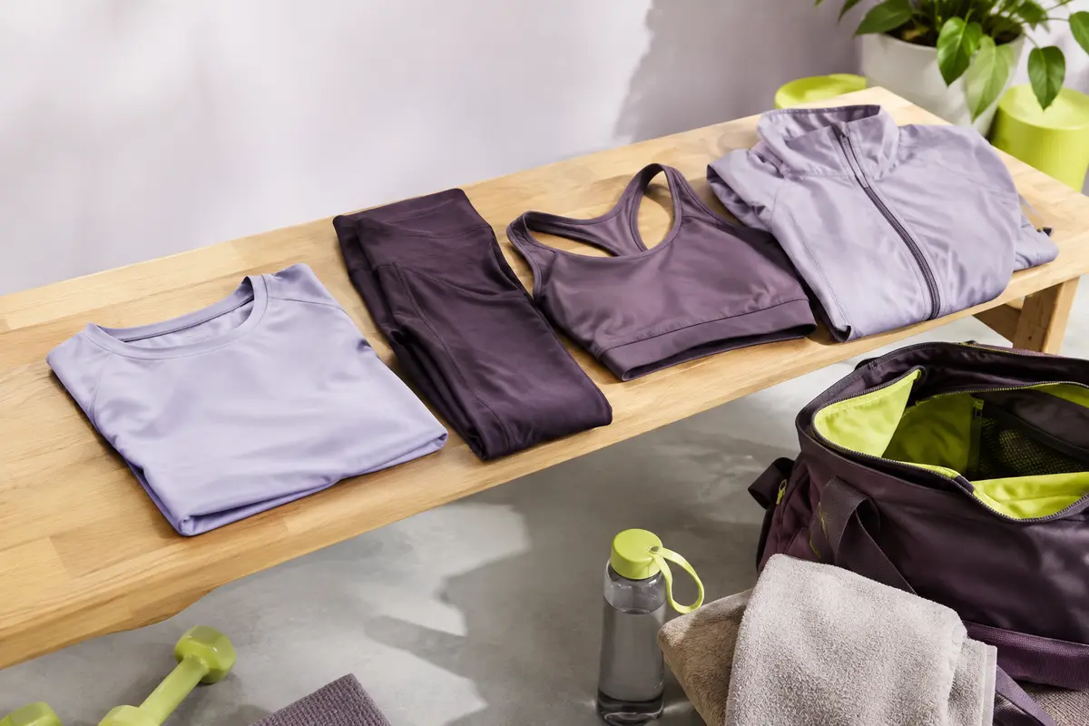 Vêtements de sport assortis et pliés dans un vestiaire organisé avant une séance