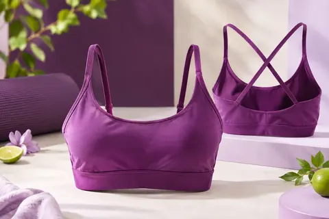 Brassière de sport violette à bretelles croisées, col dégagé et large bande sous la poitrine