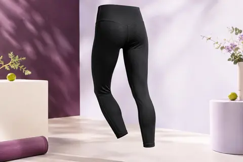 Legging de sport noir taille haute, coupe 7/8 et tissu doux légèrement brossé