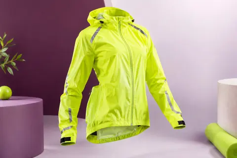 Veste de cyclisme jaune fluo avec capuche escamotable et bandes réfléchissantes, présentée en studio