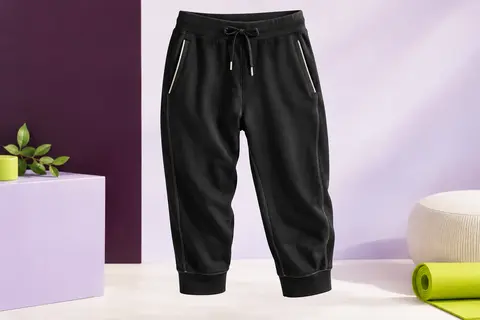 Pantalon capri de jogging noir en coton stretch, avec taille à cordon et deux poches