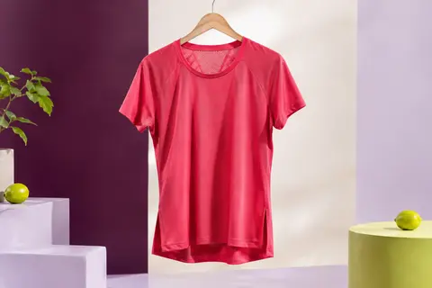 Tee-shirt de sport rose rouge à manches courtes, avec col rond, coupe décontractée et détail triangulaire en maille au dos.