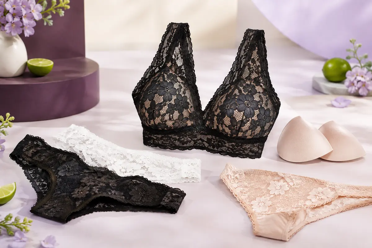 Brassière de sport en dentelle florale, sans armature, présentée dans les tons noir, blanc et chair.
