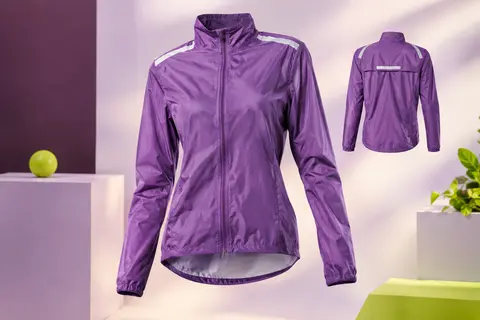 Veste de cyclisme violette avec capuche rangée dans le col et bandes réfléchissantes aux épaules et au dos.
