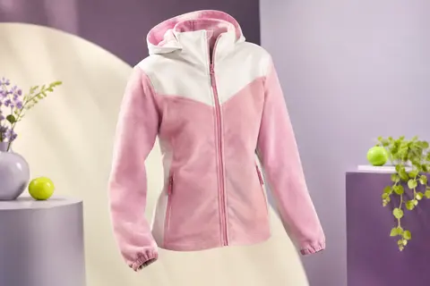 Veste polaire zippée rose et blanche à capuche, avec col montant et poches latérales fermées.