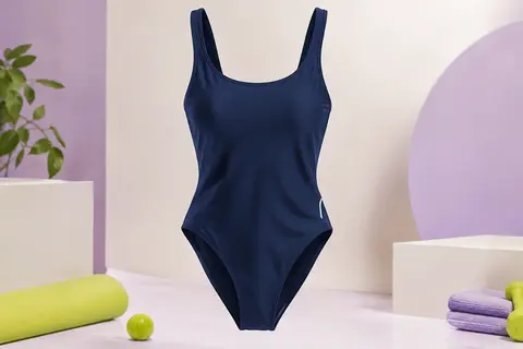 Maillot de bain une pièce Speedo bleu marine à coupe Medalist, présenté seul dans un studio clair.