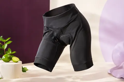 Cuissard de cyclisme noir posé en studio, avec rembourrage 3D et matière extensible visible.