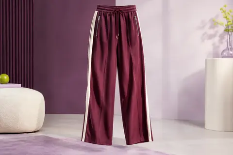 Pantalon de jogging bordeaux à jambe droite, bandes latérales contrastées et taille élastique à cordon.