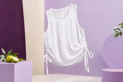 Débardeur de sport blanc à coupe ample, encolure ronde et détails noués sur les côtés