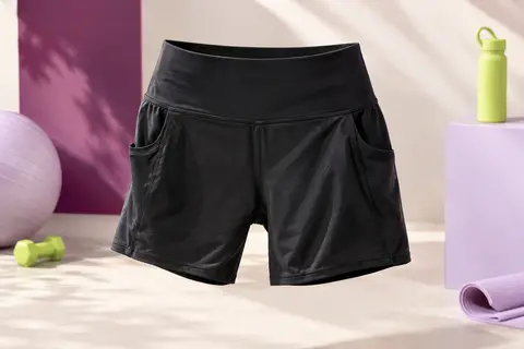 Short de sport noir à taille haute et poches profondes présenté seul dans un studio lumineux