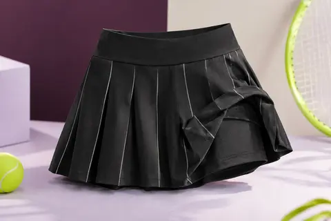 Jupe-short de tennis noire à plis et motif rayé, avec short intégré et poches latérales
