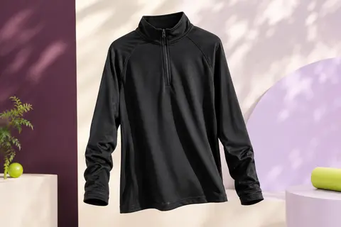 Tee-shirt de sport noir à manches longues, coupe ample, manches raglan et col montant zippé.