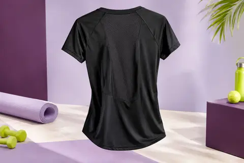 T-shirt de sport noir à col en V, manches courtes et dos en mesh présenté seul sur un fond prune et lilas.