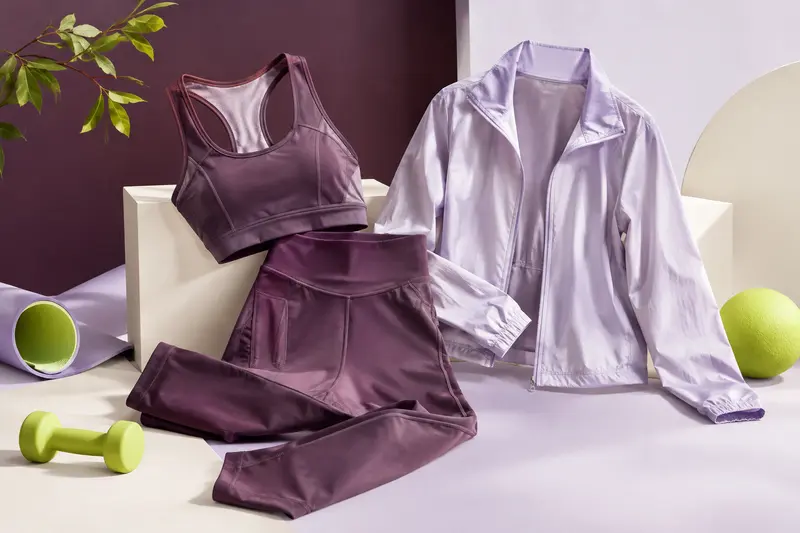 Tenue de sport soigneusement disposée pour observer les matières, les coutures et les détails pratiques
