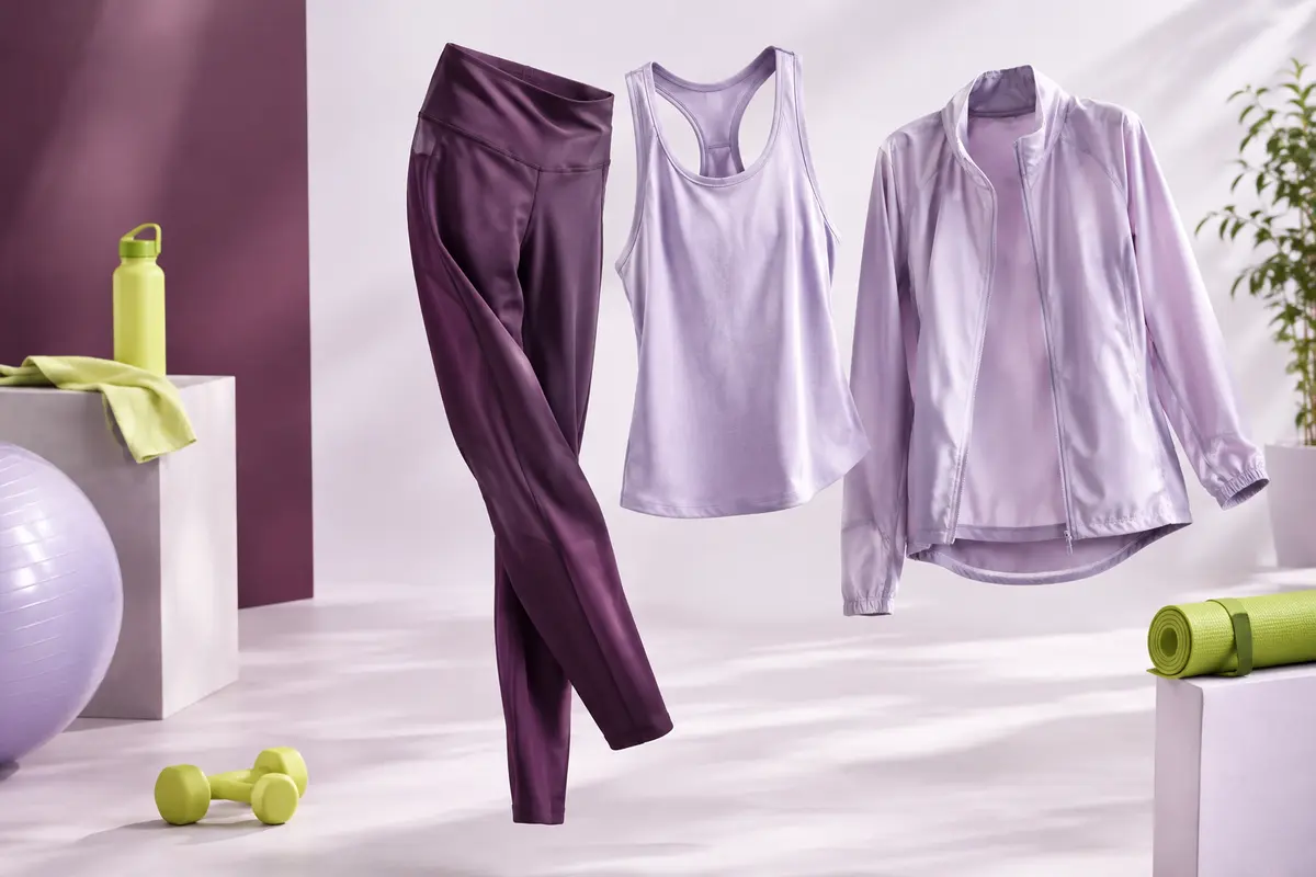 Vêtements de sport pour femme présentés dans une composition lumineuse aux détails de matière visibles